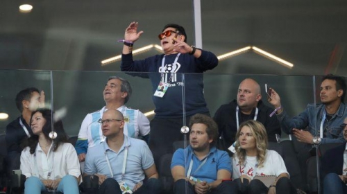 Maradona qadağanı pozub stadionda siqar çəkdi