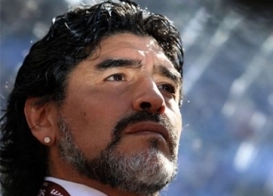 Maradona: "Pele uzaqdan idarə edilən oyuncaq kimi görünür"