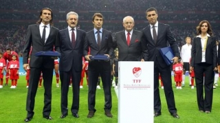 Türkiyə futbolunun əfsanələri Bakıya gəlir