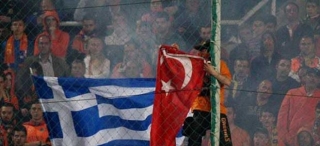 <strong><font color=#ff0000>ŞOK</font></strong>: Derbi matçında türk bayrağı yandırdılar