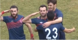 Türkiyə futbolunda biabırçılıq: Futbolçu əsgər salamına görə döyüldü