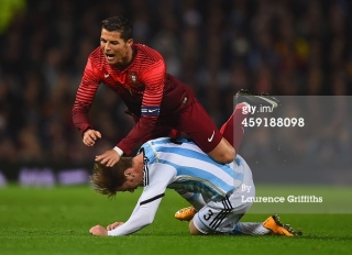 Ronaldo argentinalını təpiklə yerə sərdi, hakim 