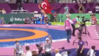 Türk idmançı Azərbaycan bayrağı ilə dövrə vurdu