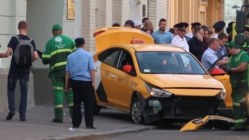 Moskavada sürücü taksini azarkeşlərin üzərindən keçirdi