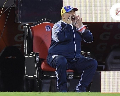 Maradona klubundan maaşının azaldılmasını istəyib