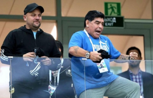 Argentina millisi Maradonanı ağlatdı