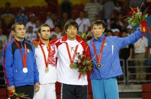 Güləşçimizin olimpiya medalı ona verildi