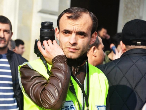 Jurnalisti döyüb, sonra namaz qılıblar